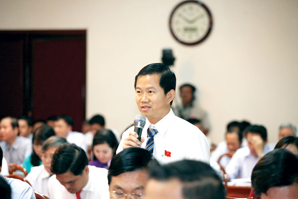 Đại biểu Lâm Thanh Đức (đơn vị Xuân Lộc) tham gia thảo luận tại kỳ họp.