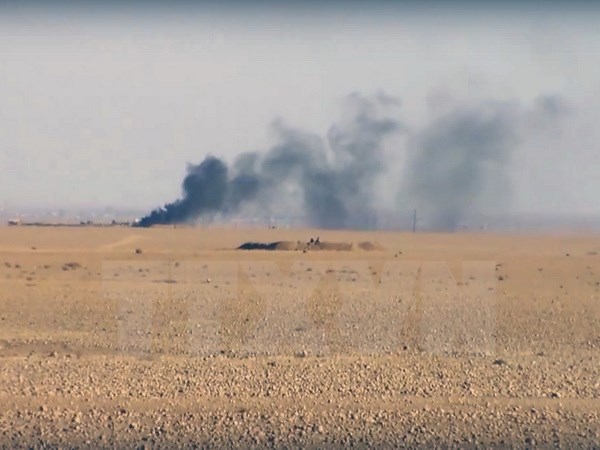 Khói bốc lên trong cuộc tấn công của liên quân nhằm vào các mục tiêu IS tại Ein Issa, phía bắc Raqqa, Syria. (Nguồn: AP/TTXVN)