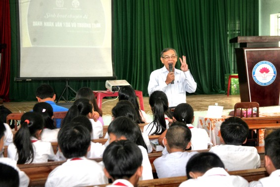 Học sinh, giáo viên Trường THCS Võ Trường Toản nghe Thạc sĩ Trần Quang Toại giới thiệu về Danh nhân văn hóa Võ Trường Toản.