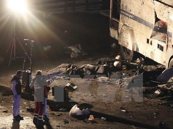 Các điều tra viên làm nhiệm vụ hiện trường vụ nổ ở Istanbul ngày 10/12. (Ảnh: EPA/TTXVN)