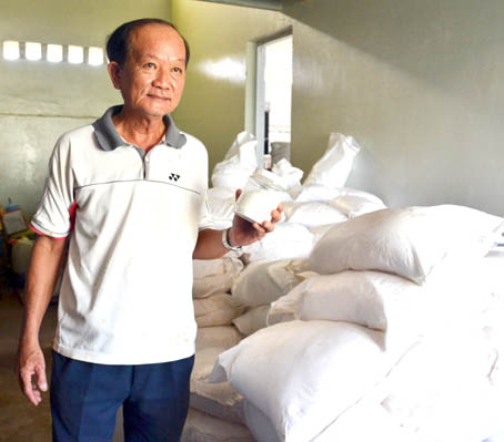 Ông Nguyễn Công Thành với sản phẩm muối tinh khiết.