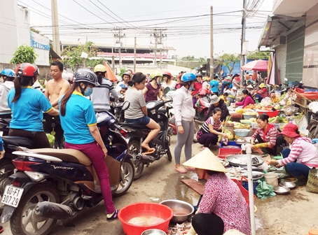 Cảnh buôn bán dưới lòng đường Nguyễn Thị Tồn (phường Bửu Hòa, TP.Biên Hòa).