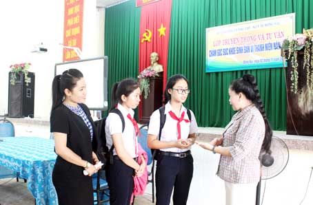 Học sinh Trường THCS Lê Quang Định trao đổi với tư vấn viên tại buổi truyền thông chăm sóc sức khỏe sinh sản vị thành niên.