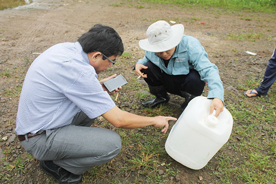 Kiểm tra nhãn mác một loại hóa chất khử khuẩn tại trang trại chăn nuôi
