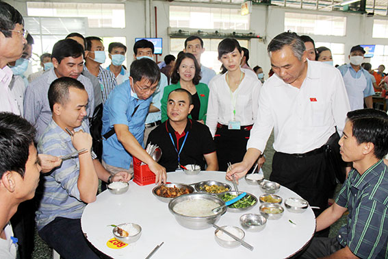 Các đại biểu nếm thử thức ăn bữa trưa của công nhân tại Công ty TNHH Pouchen