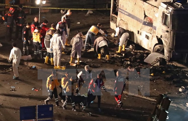  Các nhân viên điều tra làm nhiệm vụ tại hiện trường vụ đánh bom ở sân vận động Vodafone Arena ở Istanbul ngày 10/12. (Nguồn: EPA/TTXVN)