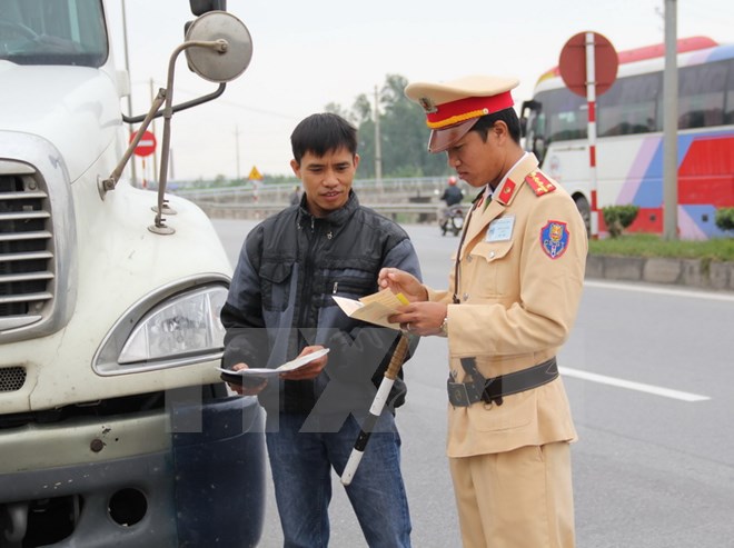 Cảnh sát giao thông trạm Tân Đệ kiểm tra các phương tiện trên tuyến QL10, đoạn qua địa bàn huyện Vũ Thư. (Ảnh: TTXVN)