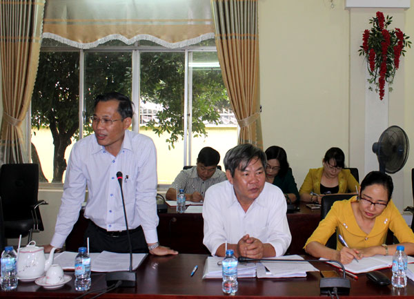 Bí thư Huyện ủy Trảng Bom Phạm Xuân Hà báo cáo tại buổi kiểm tra.