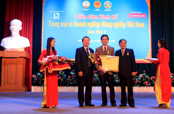Lãnh đạo Hiệp hội Trang trại và Doanh nghiệp nông nghiệp Việt Nam trao kỷ niệm chương cho cá nhân nhân có nhiều đóng góp cho phát triển kinh tế trang trại của tỉnh Đồng Nai.