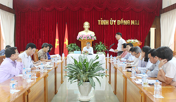 Phó bí thư Thường trực Tỉnh ủy Trần Văn Tư nghe Phó Chủ tịch UBND tỉnh Trần Văn Vĩnh báo cáo tại buổi làm việc.