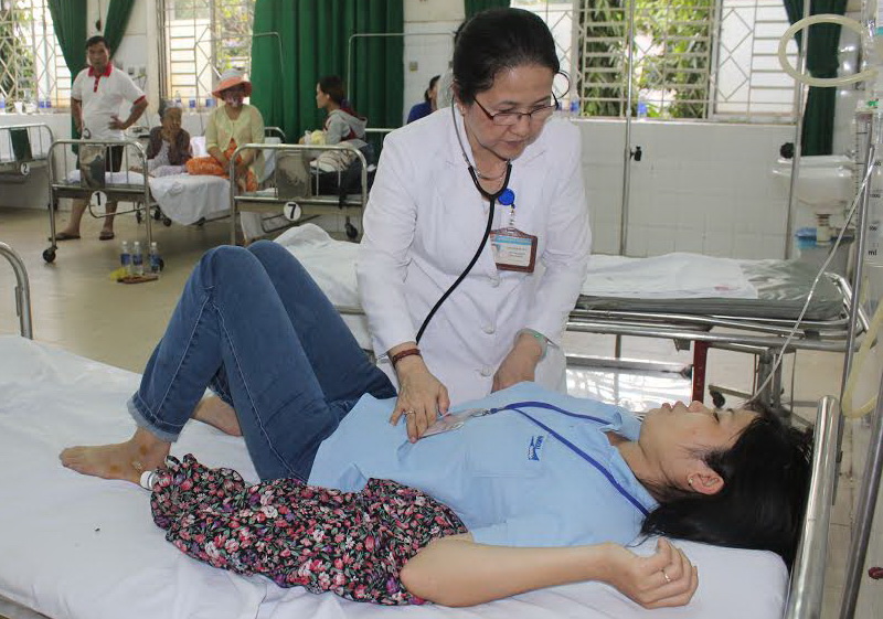  Bác sĩ Trần Thị Kim Hương, Trưởng khoa cấp cứu Bệnh viện đa khoa khu vực Long Thành khám bệnh cho công nhân tại Khoa cấp cứu