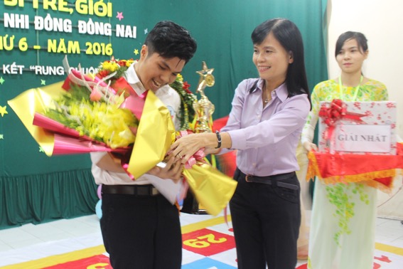 Giám đốc Bệnh viện nhi đồng Đồng Nai Nguyễn Lê Đa Hà trao giải nhất cho bác sĩ trẻ Ngô Thái Bình, Khoa Hồi sức, tích cực - chống độc
