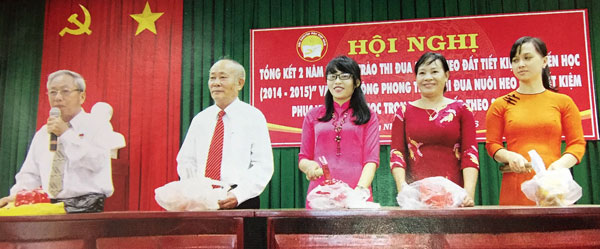 Ông Nguyễn Viết Bo (thứ 2, từ trái qua), Chủ tịch Hội Khuyến học huyện Thống Nhất, cùng tham gia khui heo đất khuyến học. (Ảnh: Hội Khuyến học Thống Nhất cung cấp)