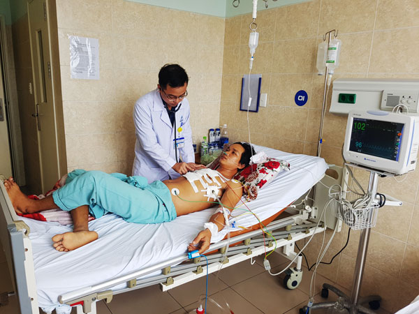 Bệnh nhân Trần Bá Tú đang được chăm sóc tại Bệnh viện đa khoa Đồng Nai. Ảnh: Ngọc Thư.