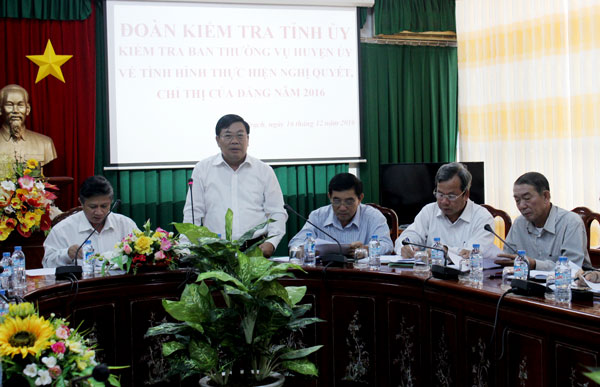  Bí thư Huyện ủy Nhơn Trạch Quách Hữu Đức báo cáo với đoàn kiểm tra của Tỉnh ủy.  