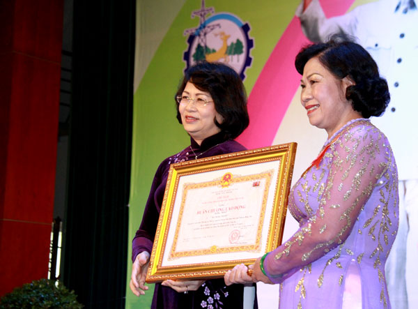 Đồng chí Đặng Thị Ngọc Thịnh chụp hình lưu niệm với các tập thể và cá nhân được nhận thưởng.