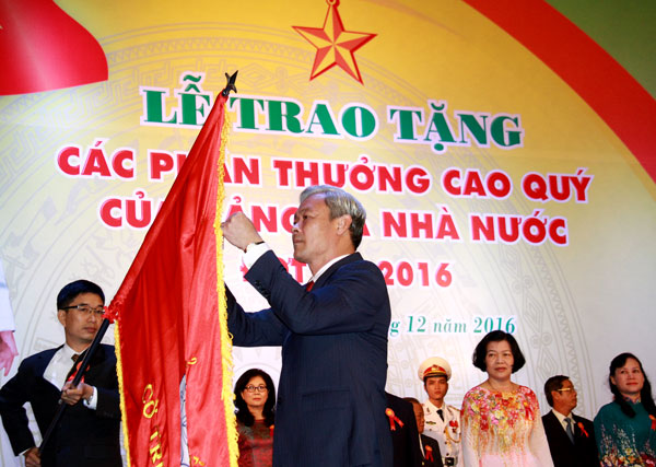 Đồng chí Bí thư Tỉnh ủy Nguyễn Phú Cường gắn Huân chương Lao động hạng nhì cho Trường cao đẳng y tế Đồng Nai.
