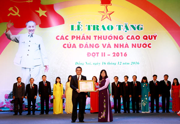 Phó chủ tịch UBND tỉnh Nguyễn Hòa Hiệp, Phó chủ tịch UBND tỉnh trao bằng khen của thủ tướng Chính phủ cho các cá nhân.