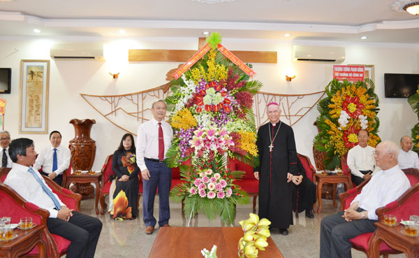 Bí thư Tỉnh ủy Nguyễn Phú Cường (trái) tặng hoa chúc mừng Tòa Giám mục Xuân Lộc.