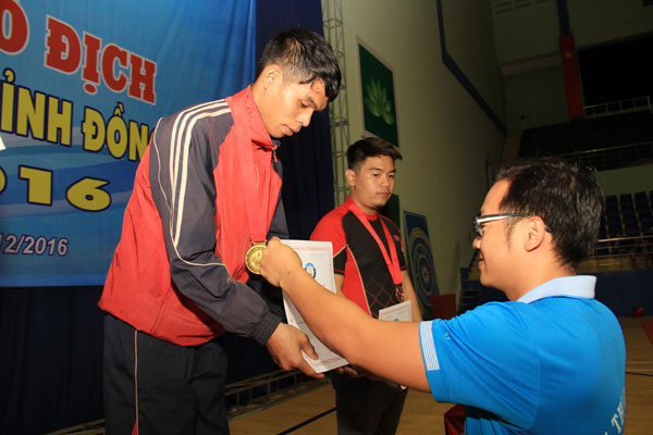 - Phó giám đốc Sở Văn hóa, thể thao – du lịch Nguyễn Xuân Thanh trao huy chương cho các VĐV đoạt giải.