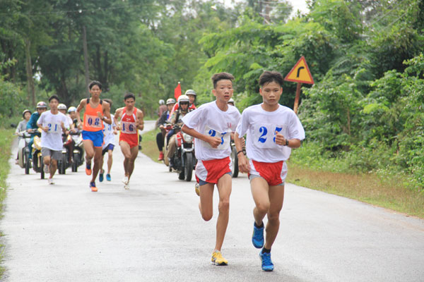 Các VĐV nam thi đấu hệ mở rộng trên đường chạy lên núi Chứa Chan