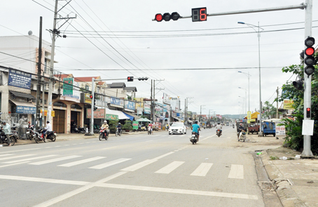 3. Các phương tiện giao thông vượt đèn đỏ diễn ra phổ biến từ khu vực thành thị đến đường nông thôn. Trong ảnh: Nhiều xe máy vô tư vượt đèn đỏ trên quốc lộ 20, đoạn qua xã Gia Kiệm (huyện Thống Nhất).