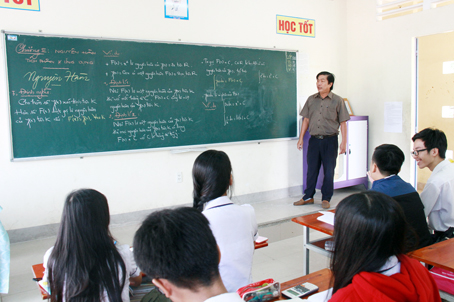 Thầy Trần Ngọc Anh, Phó hiệu trưởng Trường THPT Trấn Biên (TP.Biên Hòa) dạy môn Toán cho học sinh lớp 12D2. Ảnh: C.Nghĩa