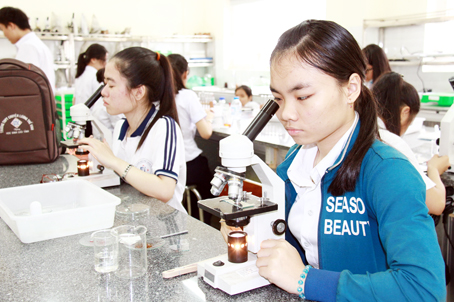 Học sinh lớp 12 Trường THPT chuyên Lương Thế Vinh (TP.Biên Hòa) trong giờ thí nghiệm môn Sinh học. Ảnh: C.Nghĩa
