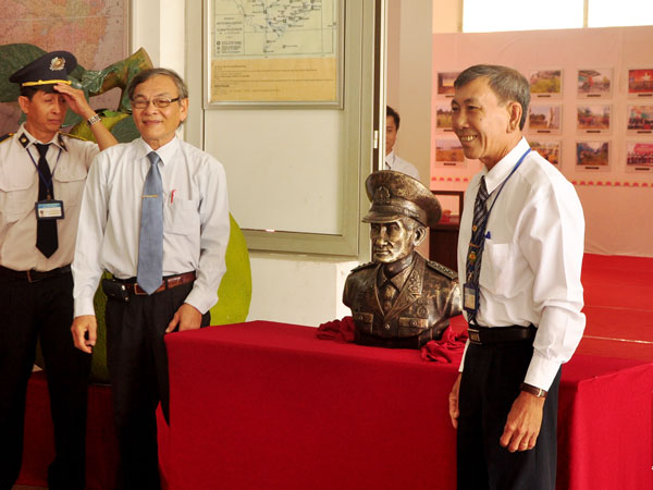 Ông Lưu Văn Du (phải), giám đốc bảo tàng Đồng Nai nhận bức tượng đồng cảu cố đại tá, anh hùng lượng lượng vũ trang nhân dân Lê Bá Ước