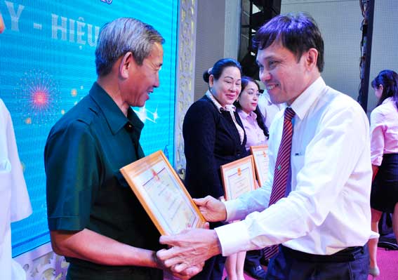 Dịp này, Công ty TNHH Một thành viên Điện lực Đồng Nai đã trao giấy khen cho các tập thể, cá nhân có nhiều đồng góp trong phong trào tiết kiệm điện.
