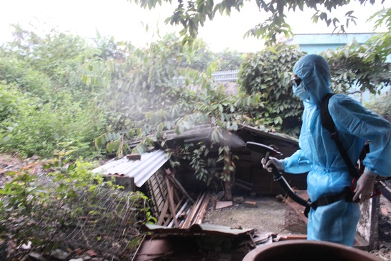 Cộng tác viên y tế phường Tân Biên phun hóa chất diệt muỗi tại một hộ dân ở KP7. 