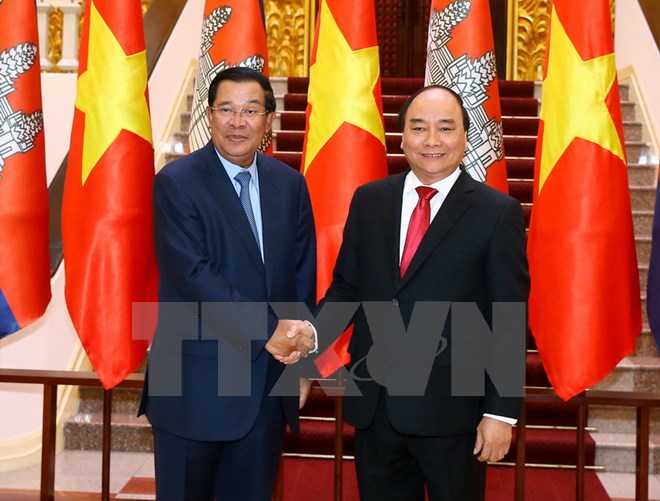 Thủ tướng Chính phủ Nguyễn Xuân Phúc và Thủ tướng Vương quốc Campuchia Samdech Akka Moha Sena Padei Techo Hun Sen chụp ảnh chung trước giờ hội đàm. (Ảnh: Thống Nhất/TTXVN)