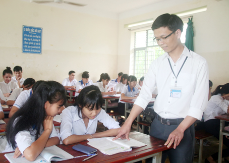 Thầy và trò Trường THCS - THPT Huỳnh Văn Nghệ (xã Phú Lý, huyện Vĩnh Cửu) trong giờ học. Ảnh: V.TRUYÊN