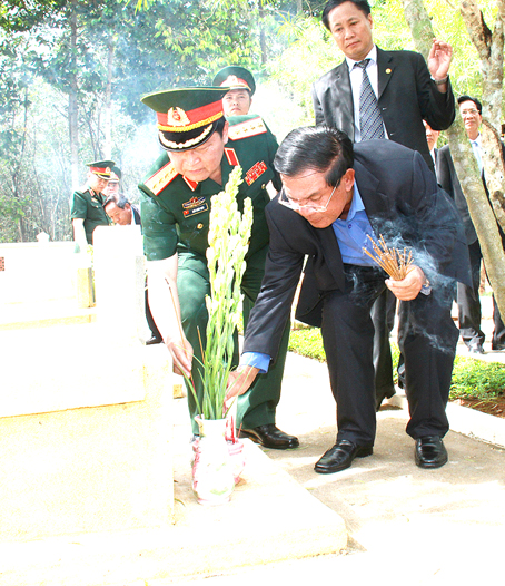 Thủ tướng Hunsen và Bộ trưởng Bộ Quốc phòng, Đại tướng Ngô Xuân Lịch thắp hương trên từng ngôi mộ liệt sĩ.