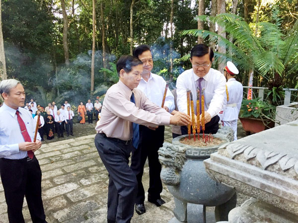 Đồng chí Nguyễn Phú Cường, Bí thư Tỉnh ủy, cùng các đồng chí nguyên lãnh đạo Đảng, Nhà nước dâng hương tưởng nhớ các anh hùng liệt sĩ