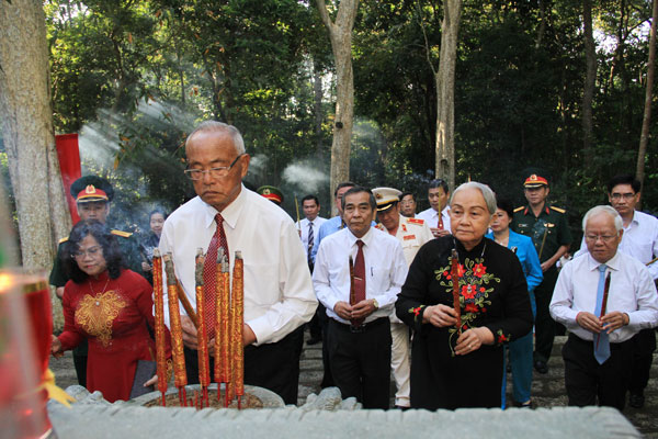 Các đồng chí: Phan Văn Trang, Trần Thị Minh Hoàng, Lê Hoàng Quân, nguyên Bí thư Tỉnh ủy, cùng các đồng chí lãnh đạo tỉnh và các đại biểu dâng hương tưởng niệm các anh hùng liệt sĩ