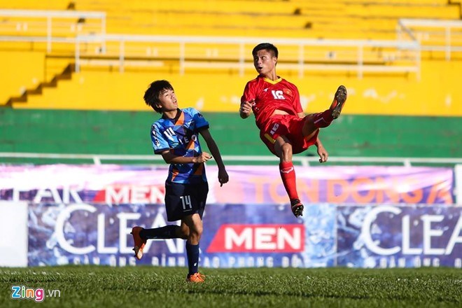 U21 Việt Nam (áo đỏ) bại trận trước U21 Yokohama nhưng vẫn giành vé đi tiếp. (Nguồn: Zing)