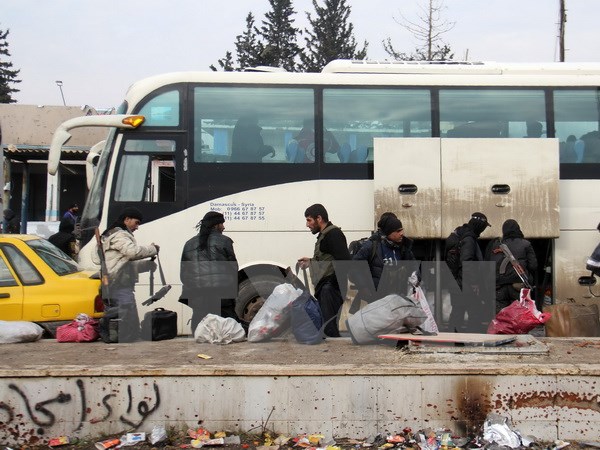 Quân nổi dậy Syria rời khỏi Aleppo ngày 22/12. (Nguồn: AFP/TTXVN)