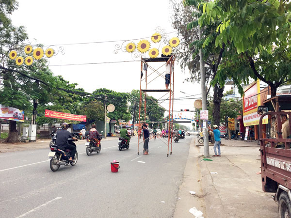 Trang trí đường Hà Huy Giáp không căng dây cảnh báo khu vực đang thi công, chỉ có một chiếc bình nước đá “cảnh báo” từ xa cho người đi đường.