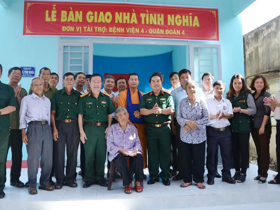Đại diện bệnh viện 4 (Quân đoàn 4) tặng nhà tình nghĩa cho mẹ liệt sĩ Nguyễn Thị Tâm (ảnh: Lê Cầu)