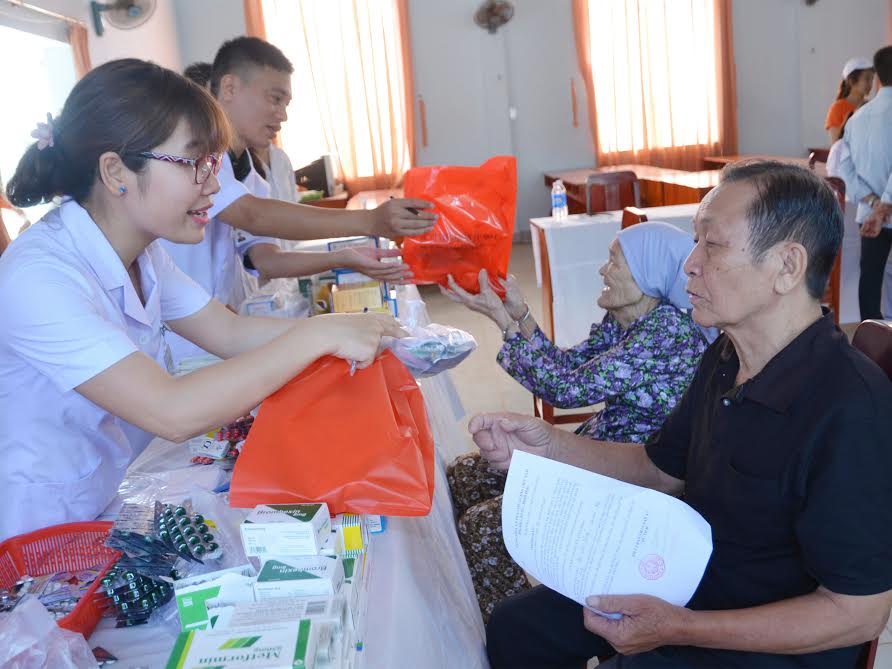 Bác sĩ Bệnh viện 4 (Quân đoàn 4) khám, cấp thuốc miễn phí cho người nghèo xã Suối Nho (ảnh: Lê Cầu)