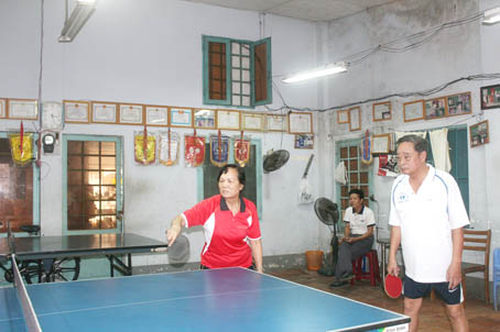 Ông Nguyễn Đăng Ký và bà Trịnh Thị Minh Phương cùng chơi bóng bàn.