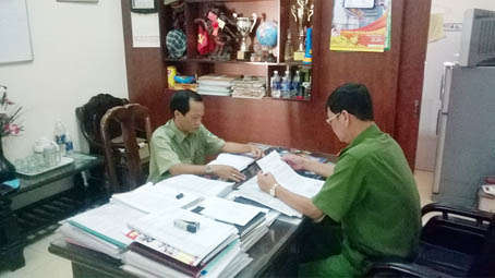 Ông Bùi Huy Phương (trái) báo cáo vụ bắt đối tượng ma túy với Trưởng công an phường Hố Nai Huỳnh Văn Hoàng.