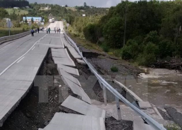 Tuyến đường cao tốc nối thành phố Castro với thị trấn Chonchi ở tỉnh Chiloe, miền nam Chile bị phá hủy do động đất ngày 25/12. (Nguồn: THX/TTXVN)