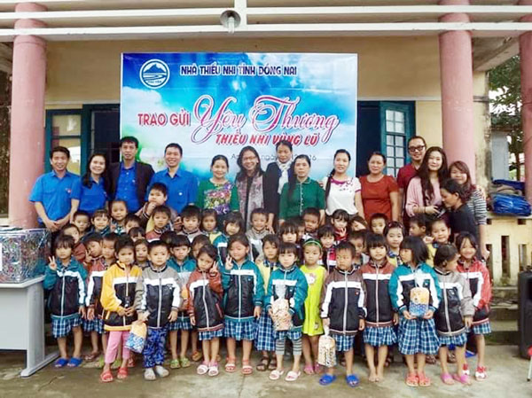 Các anh chị Nhà Thiếu nhi Phú Yên thay mặt Nhà Thiếu nhi tỉnh Đồng Nai trao quà cho các em học sinh và giáo viên của trường.