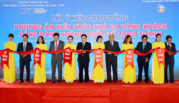 Lãnh đạo tỉnh cùng Tổng công ty hàng không Việt Nam cắt băng khai mạc trưng bày mô hình sân bay quốc tế Long Thành 