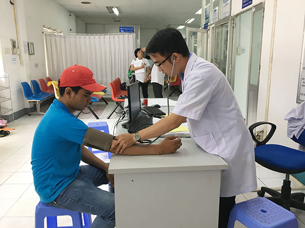 Công nhân đến khám bệnh ở Phòng y tế Công ty TNHH Chang Shin Việt Nam. Ảnh: P.HẰNG