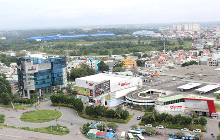 Một số doanh nghiệp phản ánh Khu công nghiệp Biên Hòa 2 (TP.Biên Hòa) còn tình trạng đậu xe lấn chiếm lòng đường.