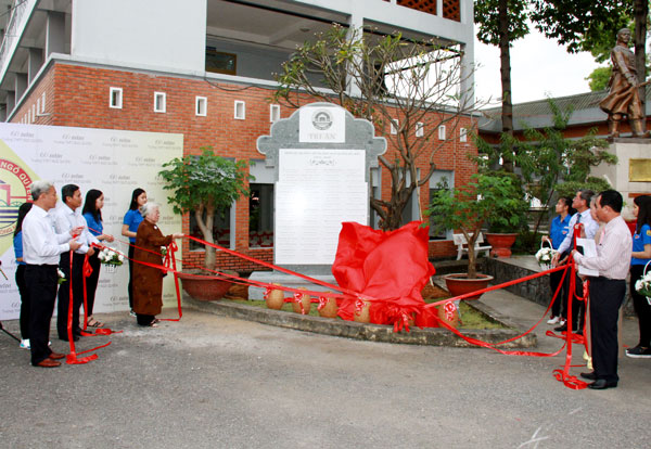 Đồng chí Bí thư Tỉnh ủy Nguyễn Phú Cường và Chủ tịch UBND tỉnh Đinh Quốc Thái cùng các đại biểu kéo tấm vải đỏ khánh thành tấm bia đá tri ân thầy cô.