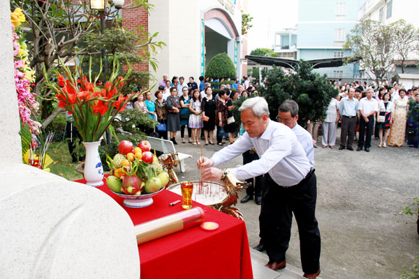 Đồng chí Bí thư Tỉnh ủy Nguyễn Phú Cường và Phó chủ tịch UBND tỉnh Đinh Quốc Thái thắp hương trước tượng đài danh nhân Ngô Quyền mà trường tự hào mang tên.